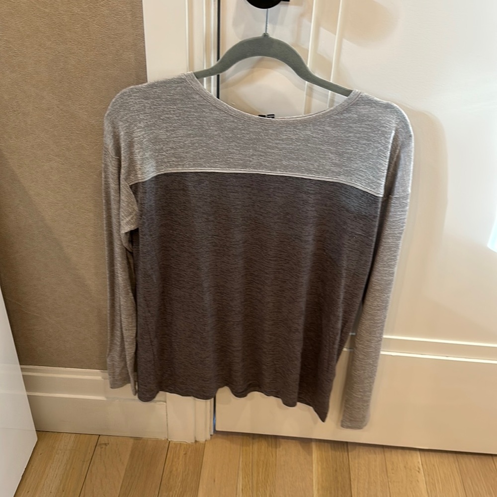 Vince women’s long sleeve T in size xs